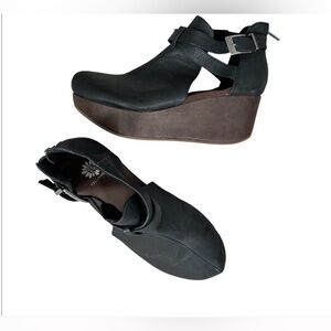 Yellow Box Balera Women’s Wedge Shoes- Black/Brown Base- Back Zip w Buckle -8.5